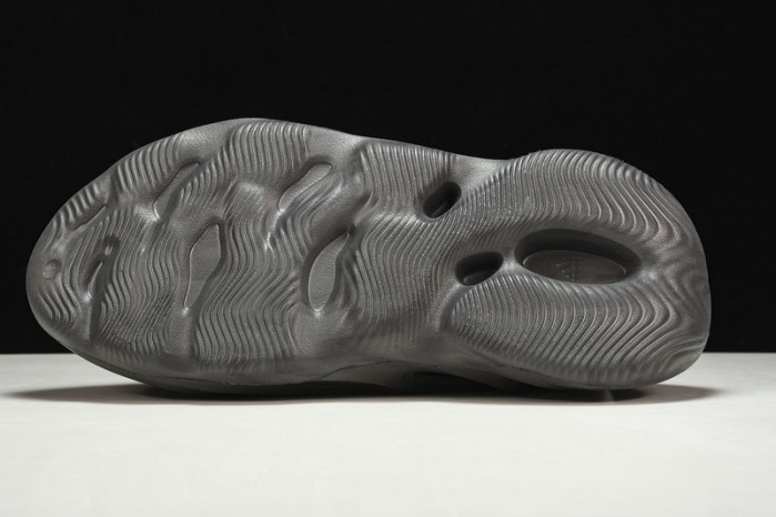 ad*s Y**zy foam runner “onyx” hp8739