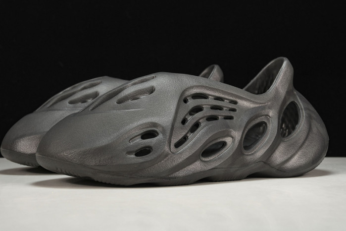ad*s Y**zy foam runner “onyx” hp8739