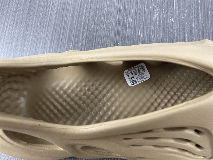 Y**zy foam runner gy6774