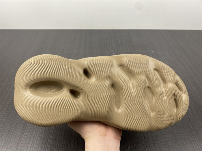 Y**zy foam runner gy6774