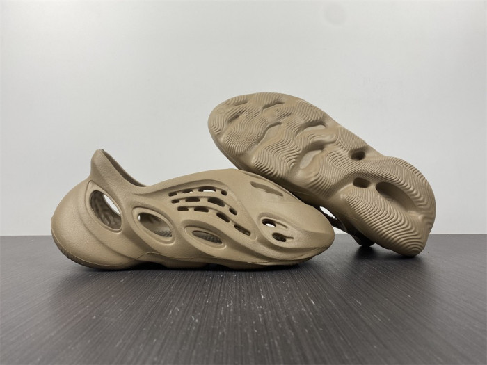 Y**zy foam runner gy6774