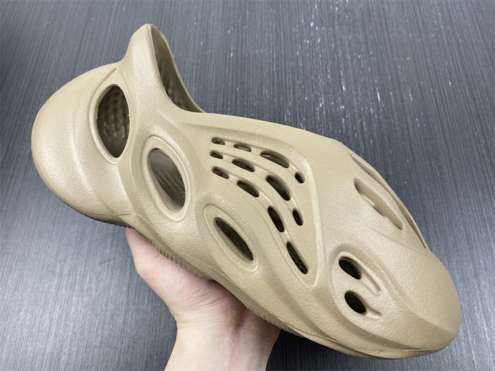 Y**zy foam runner gy6774