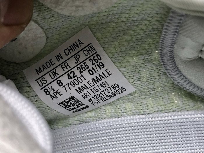 ad*s Y**zy boost 350 v2 hyperspace  eg7491