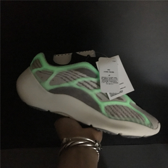 ad*s Y**zy foam runner Y**zy boost 700 v3 ”ef9897