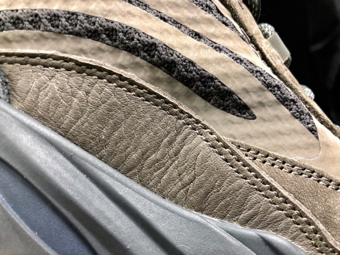 ad*s Y**zy boost 700 v2 geode eg6860