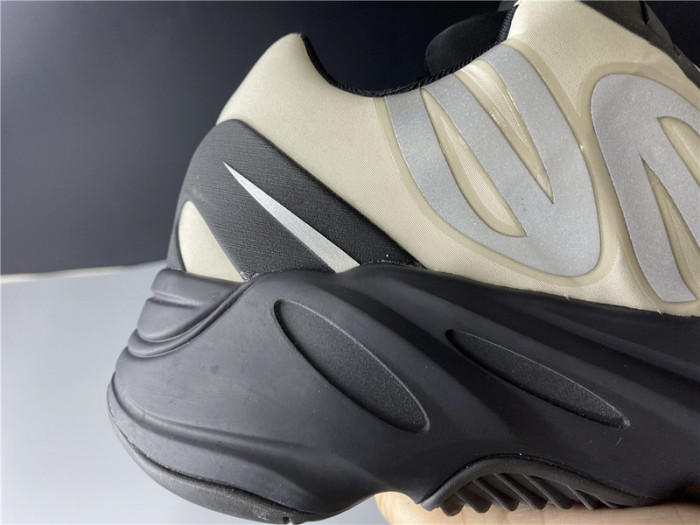 ad*s Y**zy boost 700 mnvn bone fy3729