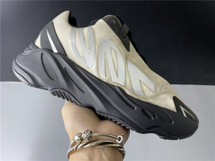 ad*s Y**zy boost 700 mnvn bone fy3729