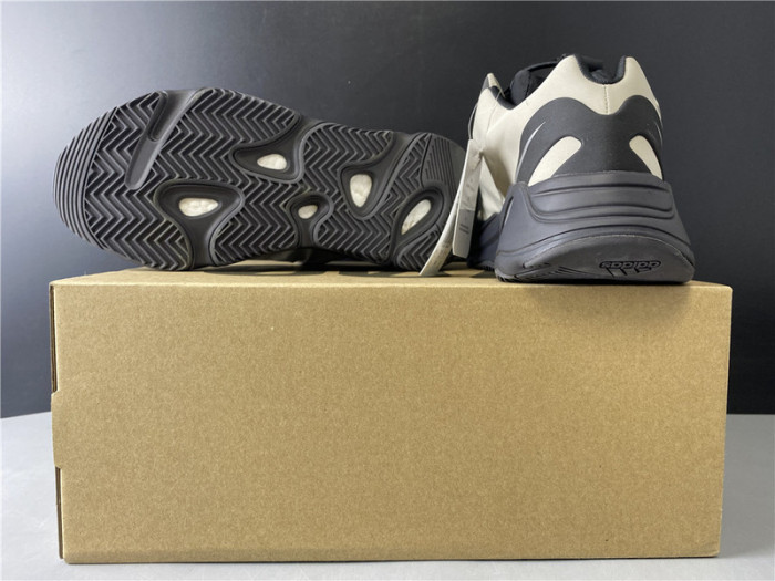 ad*s Y**zy boost 700 mnvn bone fy3729