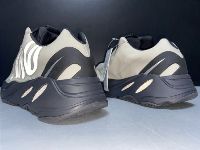 ad*s Y**zy boost 700 mnvn bone fy3729