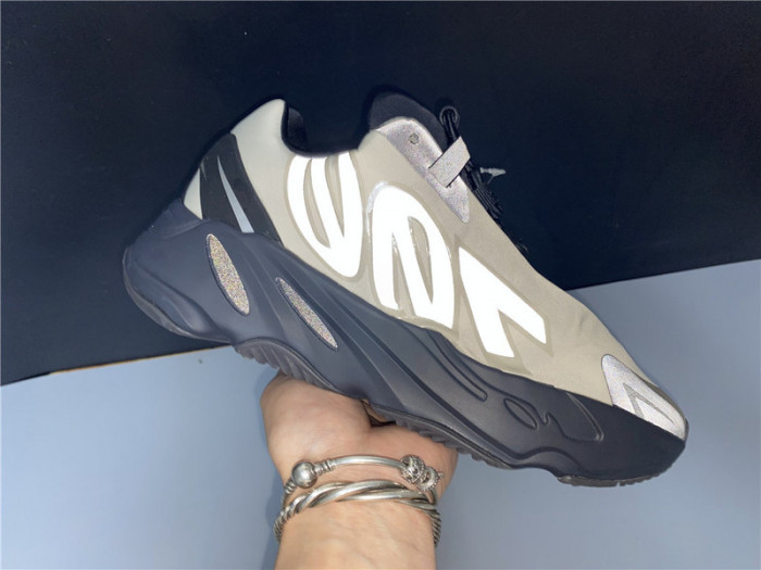 ad*s Y**zy boost 700 mnvn bone fy3729