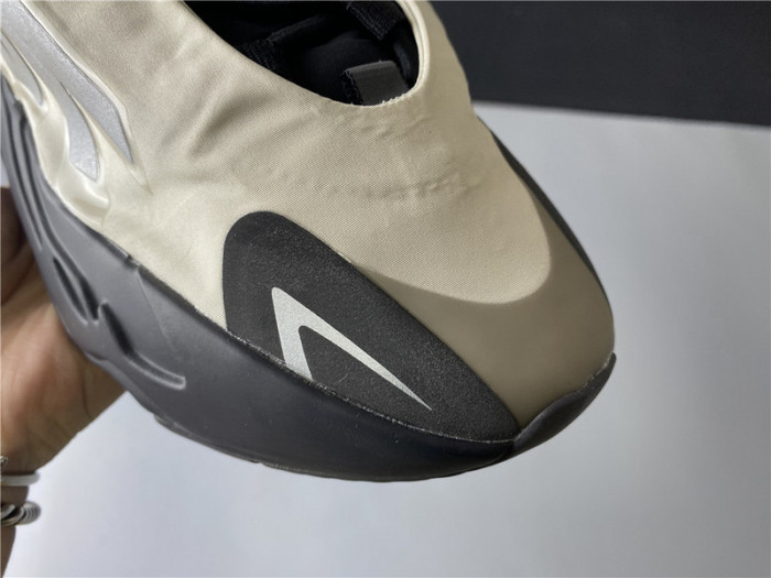 ad*s Y**zy boost 700 mnvn bone fy3729