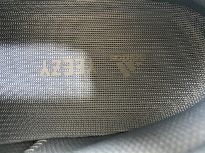 ad*s Y**zy boost 700 gw0296
