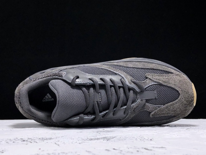 ad*s Y**zy boost 700 utility black fv5304