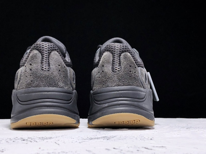 ad*s Y**zy boost 700 utility black fv5304