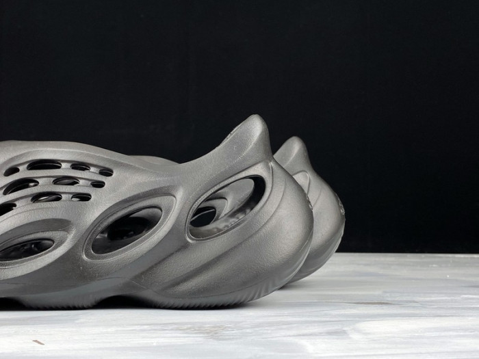 Y**zy foam runner black