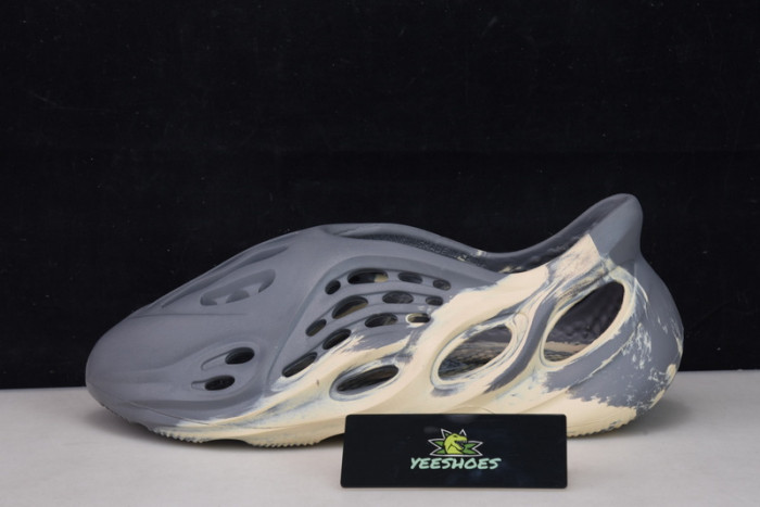 ad*s Y**zy foam rnnr mxt moon gray gv7904 (one size smaller)