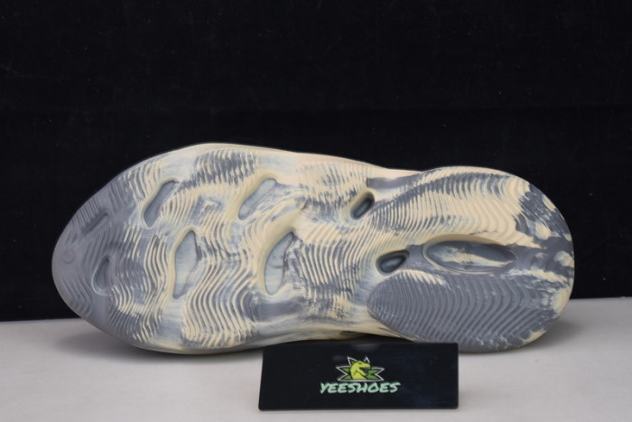 ad*s Y**zy foam rnnr mxt moon gray gv7904 (one size smaller)