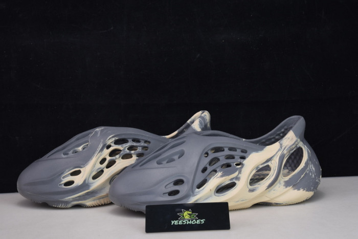 ad*s Y**zy foam rnnr mxt moon gray gv7904 (one size smaller)