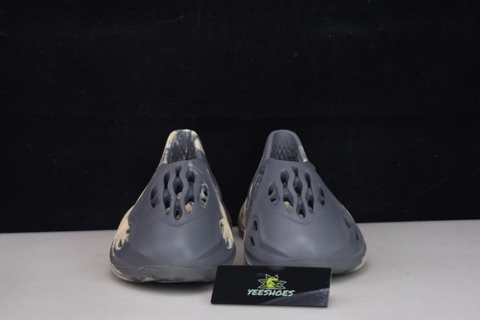 ad*s Y**zy foam rnnr mxt moon gray gv7904 (one size smaller)