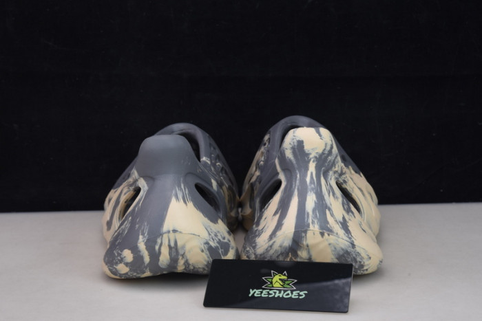 ad*s Y**zy foam rnnr mxt moon gray gv7904 (one size smaller)