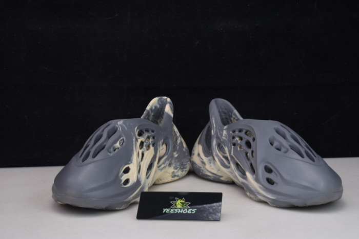ad*s Y**zy foam rnnr mxt moon gray gv7904 (one size smaller)