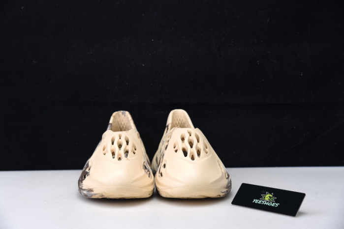 Y**zy foam runner "mxt cream clay" gv7908