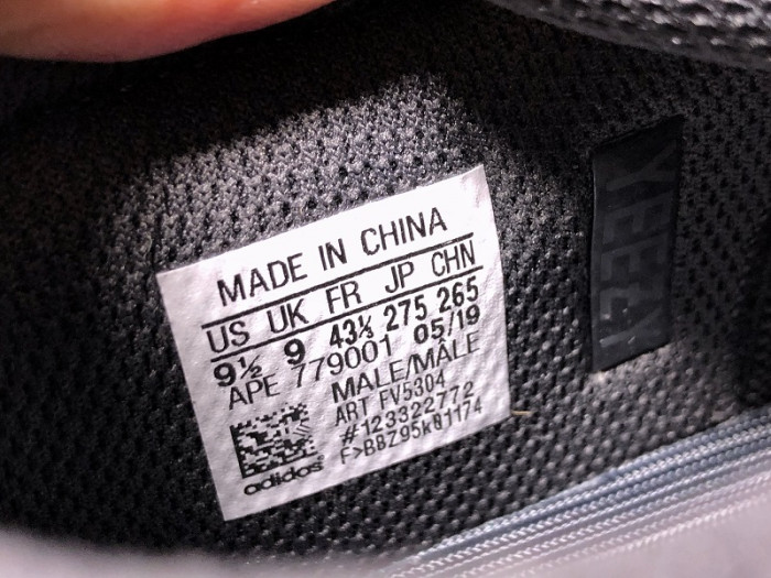 ad*s Y**zy boost 700 utility black fv5304