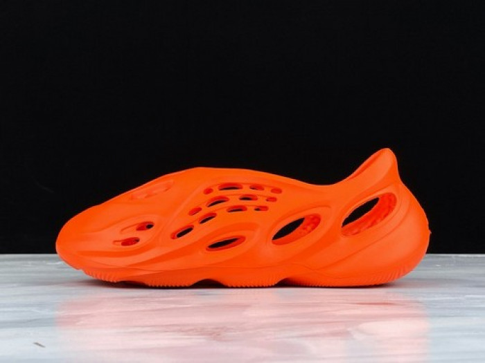 Y**zy foam runner nacarat